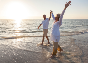 senior-couple-beach
